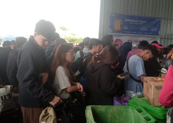 Penumpang KM Kelud Ricuh Akibat Keterlambatan Petugas Check-in
