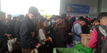 Penumpang KM Kelud Ricuh Akibat Keterlambatan Petugas Check-in