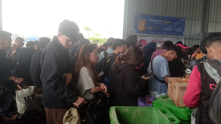 Penumpang KM Kelud Ricuh Akibat Keterlambatan Petugas Check-in