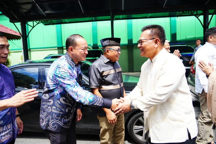 Kapolda Kaltim Bersilaturahmi dengan Pangdam VI/Mulawarman dalam Halal Bihalal Idulfitri 1446 H