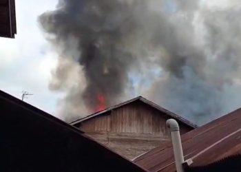 KEBAKARAN DI KAWASAN KARANG ANYAR SAMARINDA, DUA BANGUNAN LUDES DILALAP API