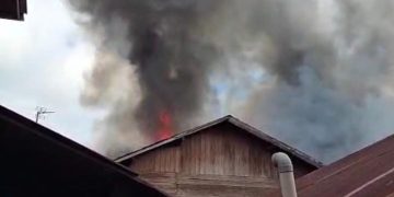 KEBAKARAN DI KAWASAN KARANG ANYAR SAMARINDA, DUA BANGUNAN LUDES DILALAP API
