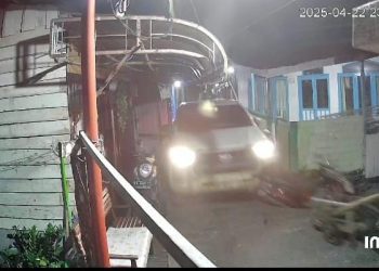 Mobil Strada Tabrak Permukiman Padat di Selili, Puluhan Motor dan Rumah Warga Rusak