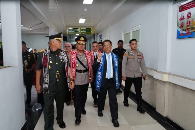 Kapolda Kaltim Dampingi Wamendagri Tinjau Pelayanan Kesehatan Gratis di RSUD dr. Kanujoso Djatiwibowo Balikpapan