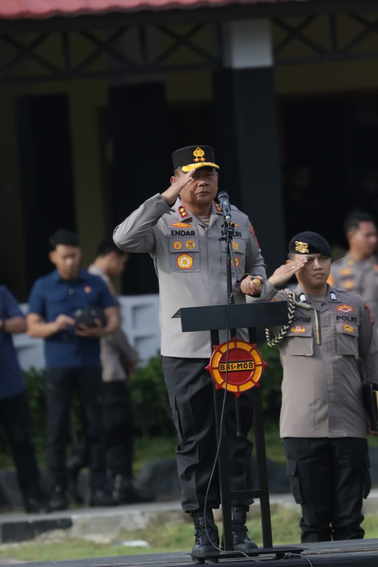Kapolda Kaltim Pimpin Apel Pagi dan Sampaikan Arahan kepada Personel Satbrimob, Tekankan Profesionalisme dan Etika Kemanusiaan