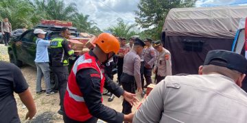 Brimob Polda Kaltim Tunjukkan Kepedulian, Salurkan Bantuan untuk Korban Banjir di Desa Bena Baru, Berau