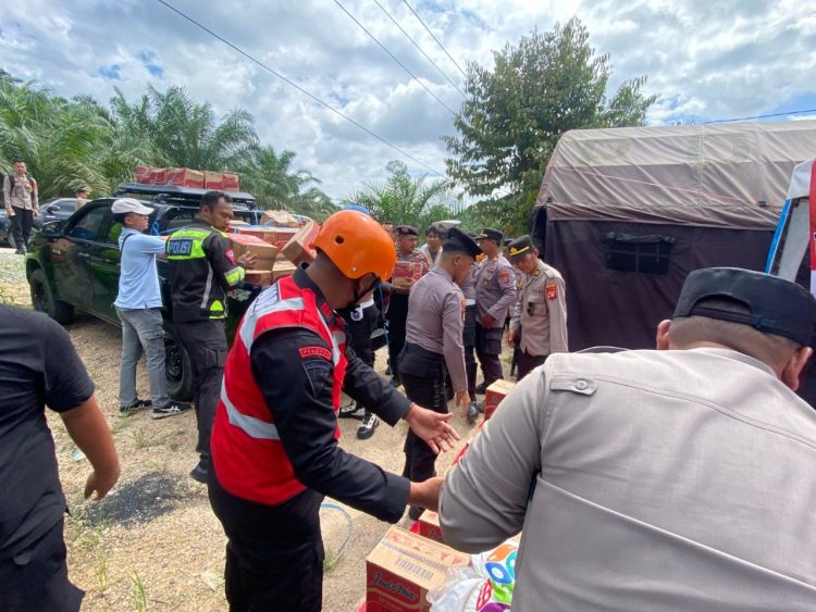 Brimob Polda Kaltim Tunjukkan Kepedulian, Salurkan Bantuan untuk Korban Banjir di Desa Bena Baru, Berau