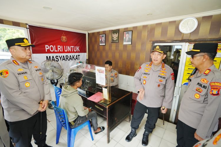 Kapolri Tinjau Polsek Samarinda Kota, Dorong Pemberantasan Premanisme dan Peningkatan Pelayanan Publik