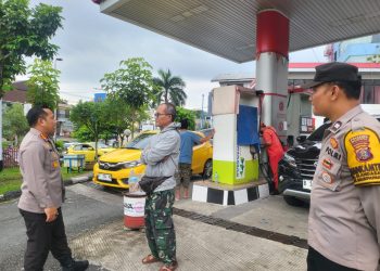 Antrian Panjang di SPBU Kota Balikpapan, Kapolresta Balikpapan Turun Langsung Melakukan Pengamanan
