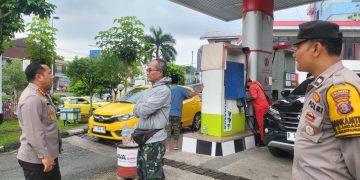 Antrian Panjang di SPBU Kota Balikpapan, Kapolresta Balikpapan Turun Langsung Melakukan Pengamanan