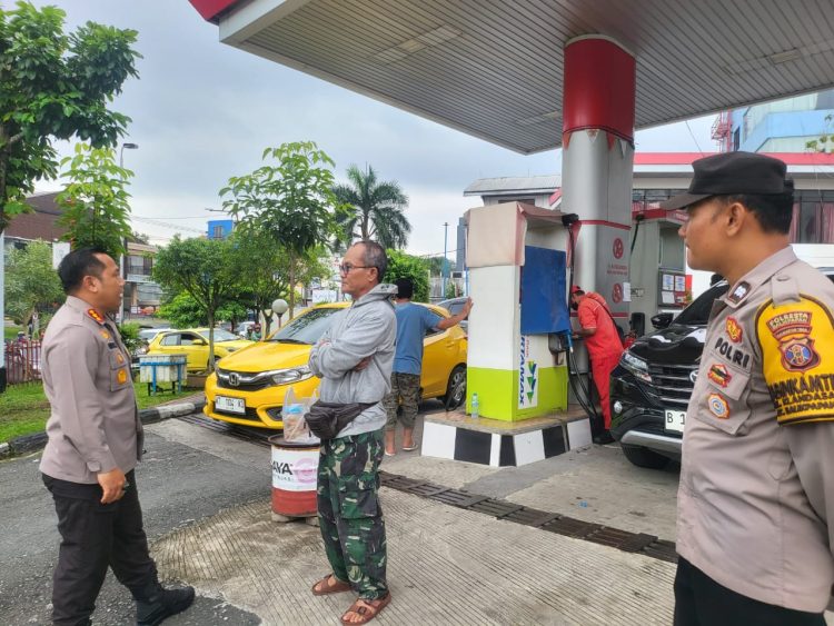 Antrian Panjang di SPBU Kota Balikpapan, Kapolresta Balikpapan Turun Langsung Melakukan Pengamanan