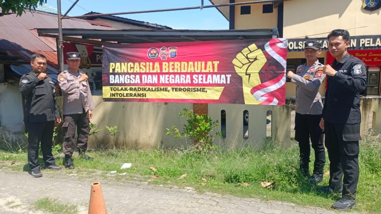 Tegaskan Komitmen Cegah Gangguan Keamanan, Bidhumas Polda Kaltim Pasang Spanduk Himbauan Kamtibmas di Balikpapan