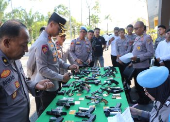 Kapolres PPU Lakukan Pengecekan Senjata Api Dinas untuk Tingkatkan Disiplin dan Keamanan