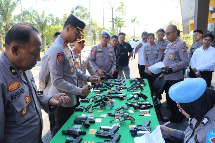 Kapolres PPU Lakukan Pengecekan Senjata Api Dinas untuk Tingkatkan Disiplin dan Keamanan