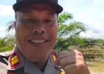 Kapolsek Segah Tembus Banjir Salurkan Bantuan: Jonder Jadi Andalan IPTU Lisinius Pinem Ringankan Warga