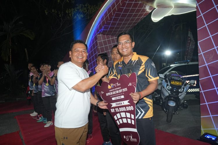 Kapolda Kaltim Resmi Tutup Turnamen Badminton “Kapolda Kaltim Cup 2025”, Polres Berau Berhasil Raih Trofi Juara