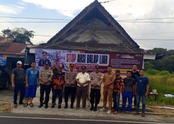 Jaga Kamtibmas, Kapolsek Sumbul Bersama Tokoh dan Ormas Pasang Spanduk Himbauan “Stop Balap Liar”