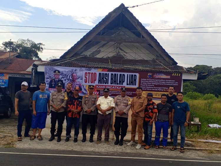 Jaga Kamtibmas, Kapolsek Sumbul Bersama Tokoh dan Ormas Pasang Spanduk Himbauan “Stop Balap Liar”