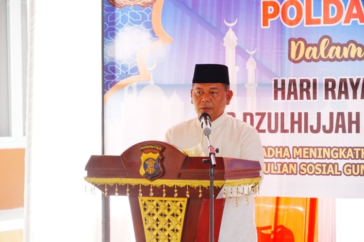 Idul Adha 1446 H, Kapolda Kaltim Serahkan Puluhan Hewan Kurban