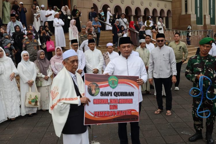 Wagub Kaltim Berbagi Kebahagiaan di Hari Raya Idul Adha 1446 H, Bagikan 21 Sapi Kurban untuk Umat