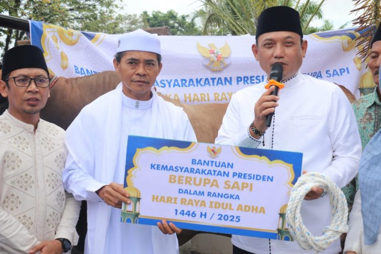 Wujudkan Kebahagiaan Bersama, Wagub Kaltim Serahkan Sumbangan Presiden RI Sapi 960Kg di Masjid Ar Rasyidin