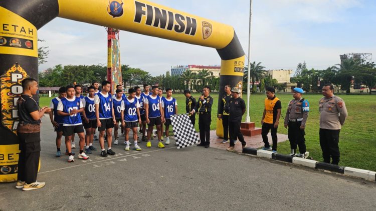 17 Casis Tamtama Polri T.A. 2025 Ikuti Tes Kesampataan Jasmani di Polda Kaltim