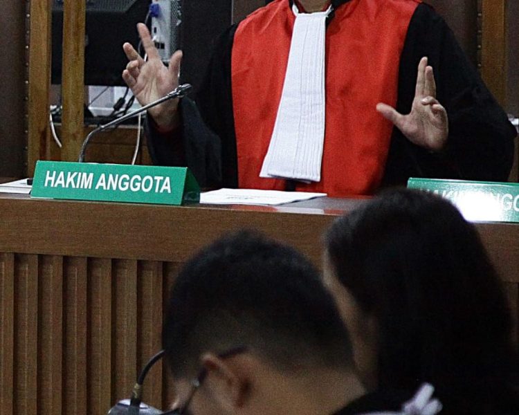 Hakim, Mengadili Bukan Menghakimi