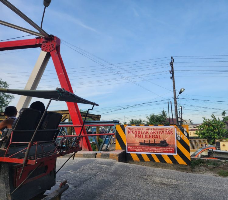 Warga Kota Tanjung Balai Tebarkan Spanduk Menolak Adanya Aktivitas PMI (Pekerja Migran Indonesia) Ilegal di wilayah Mereka