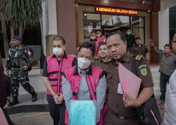 Penyerahan Tersangka dan Barang Bukti (Tahap II)  dalam Perkara Minyak Mentah PT Pertamina  terhadap 9 Orang Tersangka