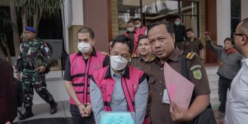 Penyerahan Tersangka dan Barang Bukti (Tahap II)  dalam Perkara Minyak Mentah PT Pertamina  terhadap 9 Orang Tersangka