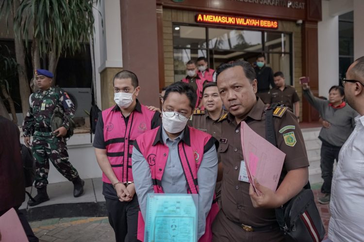 Penyerahan Tersangka dan Barang Bukti (Tahap II)  dalam Perkara Minyak Mentah PT Pertamina  terhadap 9 Orang Tersangka