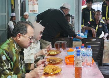 Sultan Banjar Sarapan Nasi Kuning Khas Banjar Bersama Warga di Berau