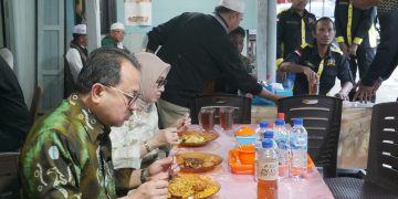 Sultan Banjar Sarapan Nasi Kuning Khas Banjar Bersama Warga di Berau