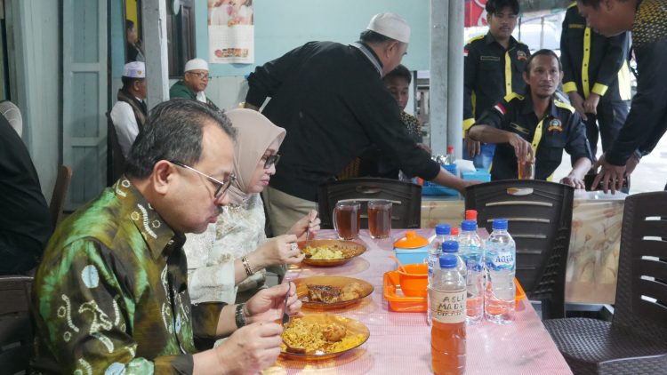 Sultan Banjar Sarapan Nasi Kuning Khas Banjar Bersama Warga di Berau
