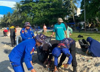 Peringati Hari Bhayangkara ke-79, Ditpolairud Polda Kaltim Bersama Warga Gelar Aksi Bersih Pesisir di Pantai Segara Balikpapan