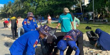 Peringati Hari Bhayangkara ke-79, Ditpolairud Polda Kaltim Bersama Warga Gelar Aksi Bersih Pesisir di Pantai Segara Balikpapan