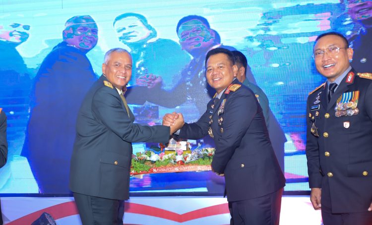 Hadiri Upacara dan Syukuran HUT Bhayangkara ke-79, Pangdam VI/Mlw: “Tanda Kematangan Institusi”