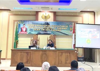 Hakim dituntut untuk adil dalam setiap perkara, karena adil adalah sifat Tuhan, dan harus diingat hakim memikul tanggung jawab sifat Tuhan.