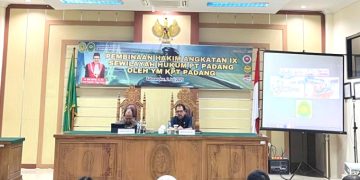 Hakim dituntut untuk adil dalam setiap perkara, karena adil adalah sifat Tuhan, dan harus diingat hakim memikul tanggung jawab sifat Tuhan.