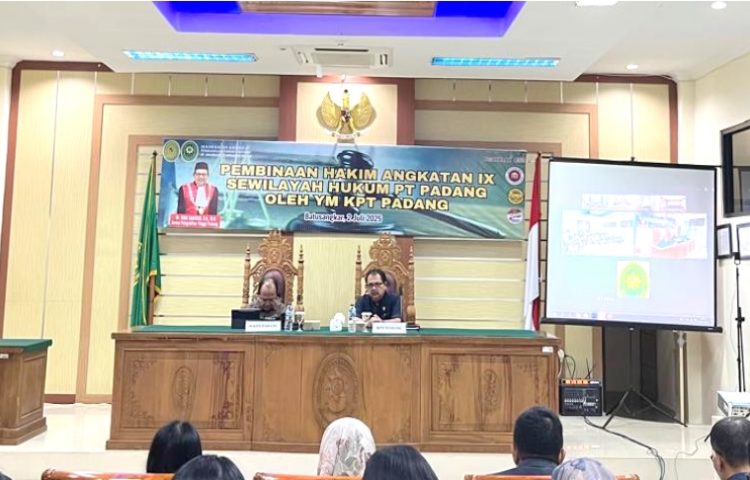 Hakim dituntut untuk adil dalam setiap perkara, karena adil adalah sifat Tuhan, dan harus diingat hakim memikul tanggung jawab sifat Tuhan.