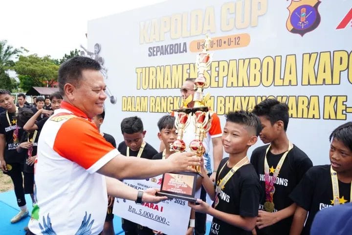 Semarak Jalan Santai Hari Bhayangkara ke-79, Kapolda Kaltim Resmikan SPPG dan Tutup Turnamen Bola Kapolda Cup 2025