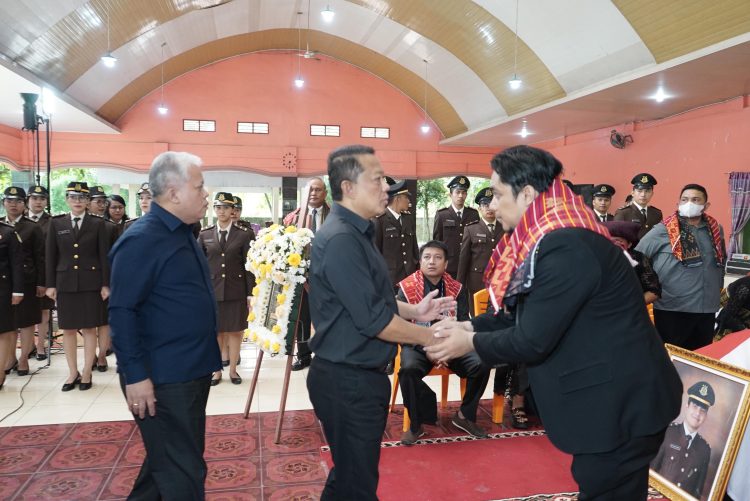 JAM Pidsus, Kapuspenkum dan Kajati Ikuti Upacara Penyerahan Jenazah Calon Jaksa Alm. Reynanda Primta Ginting