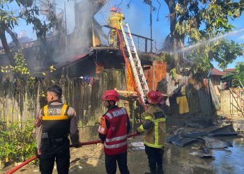 Respons Cepat Polri, Padamkan Kebakaran Rumah Warga di Balikpapan Kota