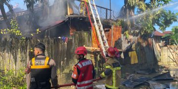 Respons Cepat Polri, Padamkan Kebakaran Rumah Warga di Balikpapan Kota