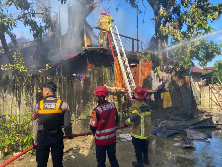 Respons Cepat Polri, Padamkan Kebakaran Rumah Warga di Balikpapan Kota