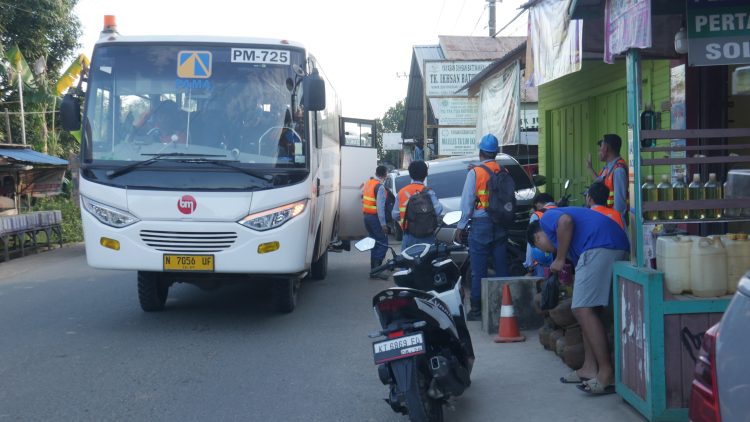 Warga Resah, Bus Jemputan PT PAMA Persada Ganggu Lalu Lintas dan Picu Kemacetan di Sambaliung