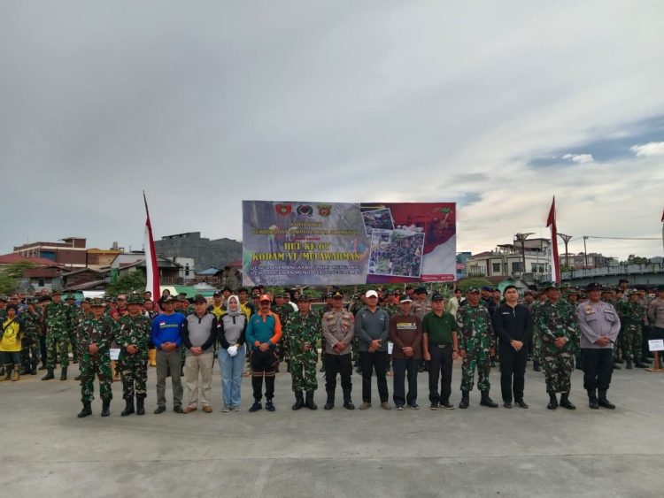 Sinergi TNI-Polri, Sat Brimob Polda Kaltim Ikut Berpartisipasi dalam Karya Bakti Semarakkan HUT Ke-67 Kodam VI/Mulawarman