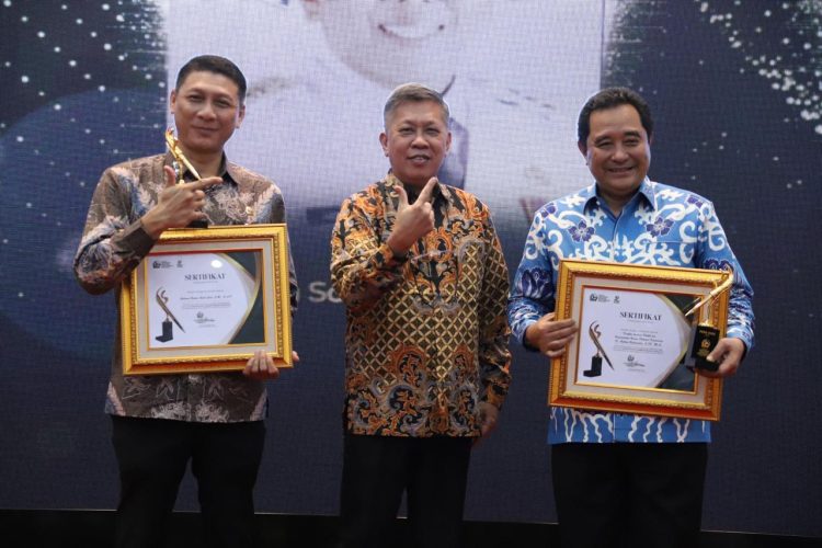 Dirjen Polpum Kemendagri Bahtiar Terima Penghargaan Pena Emas dari Forum Pimred Multimedia Indonesia