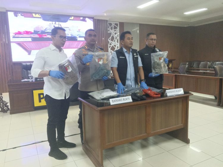 Melalui Konferensi Pers Polda Kaltim Ungkap Kasus Pembunuhan di Muara Komam, Satu Korban Meninggal dan Satu Luka Berat
