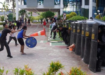 Brimob Kaltim Lakukan Simulasi Penanggulangan Unjuk Rasa dan Pembebasan Sandera di Kantor PLN Balikpapan